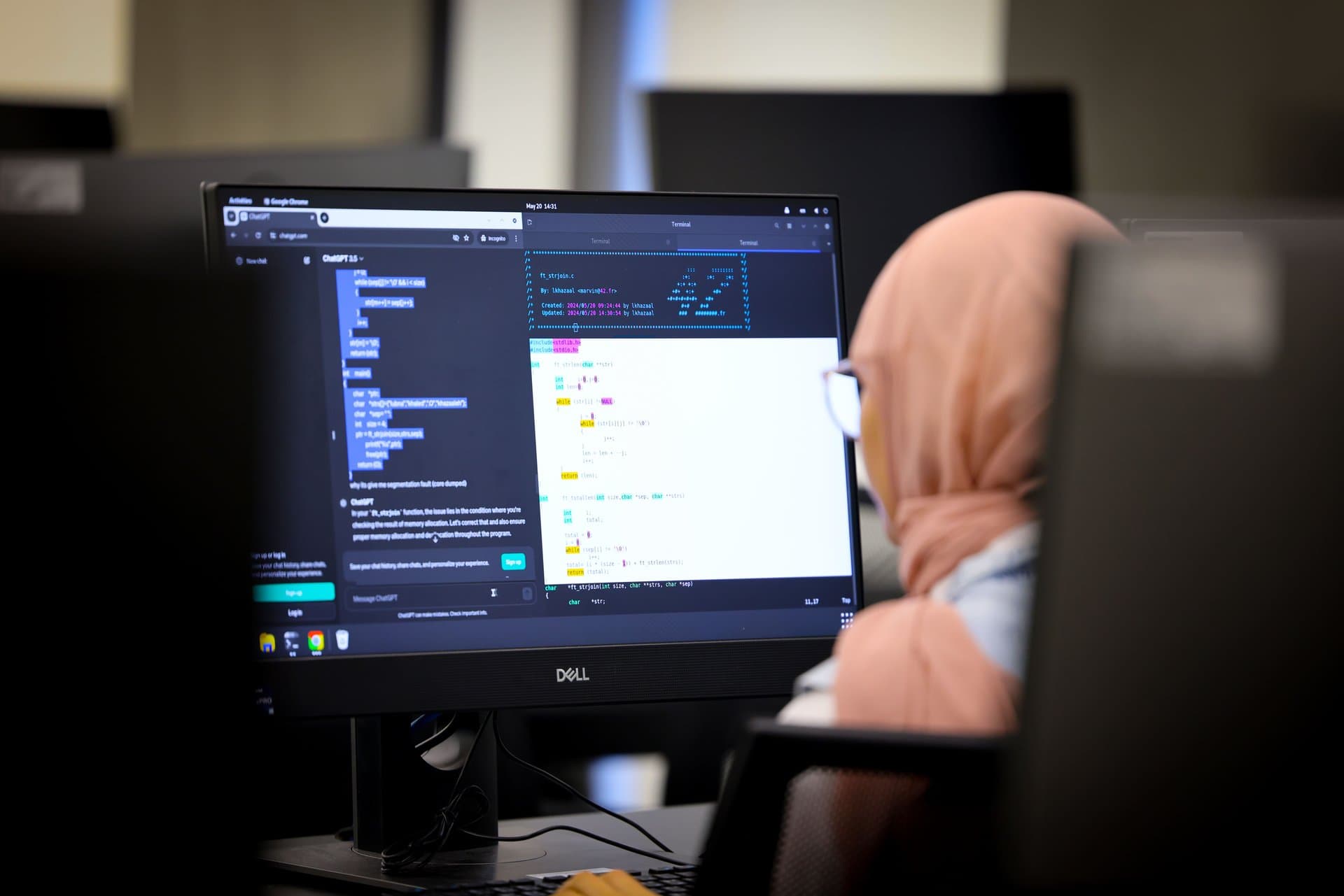 طالبة تتعلم البرمجة