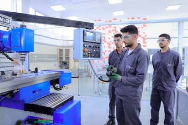 طلاب يتعلمون استخدام آلات المصانع