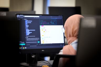 طالبة تتعلم البرمجة