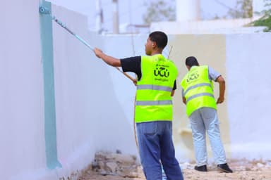 شباب يتطوعون بدهن الجداريات