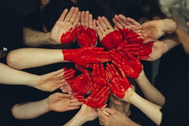 الحملات المجتمعية والاستجابات الإنسانية